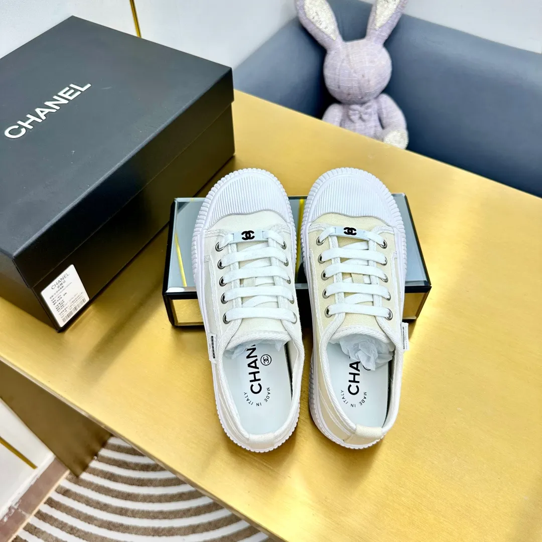 👟👟Ex-factory price 420👟👟 Chanel Chanel - 2024 counter top casual panda shoes sneakers. This classic design; the upper is electro-embroidered with a variety of techniques; the outsole is fashionable and sporty; it is unusual to incorporate a variety of color matching elements... The diversified mix and match is very beautiful and versatile, and can be used for leisure, fashion, sports and outdoor... ꫛꫀꪝ Go➫ Material: ❶The upper is made of: original imported mercerized velvet++ waterproof cloth ❷The inner lining is made of: sheepskin. Full set of boutique packaging for women 35–41